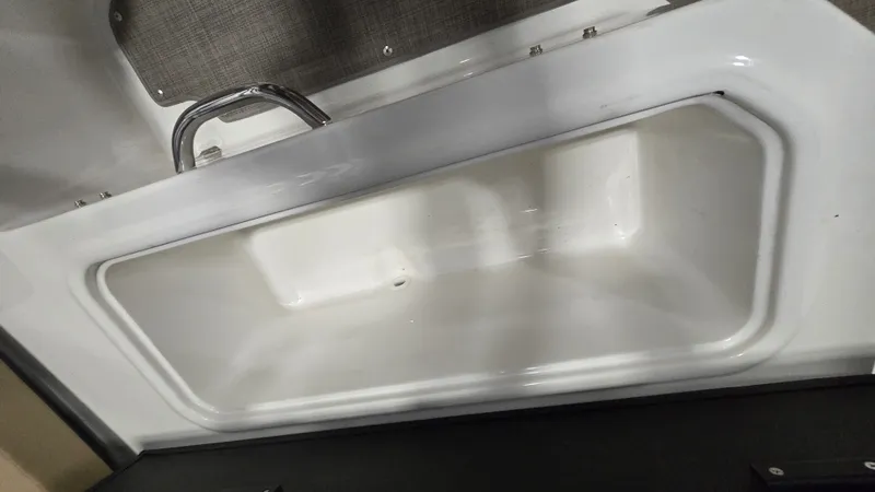Slide: The Image of Bayliner VR5 Bowrider I/O 2023 - 20