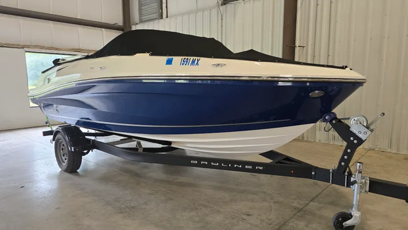 The Image of Bayliner VR5 Bowrider I/O 2023 - 0