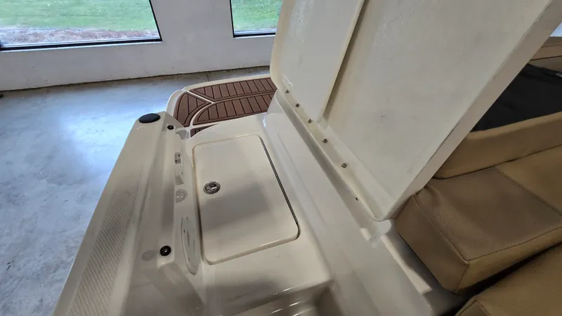 Slide: The Image of Bayliner VR5 Bowrider I/O 2023 - 16