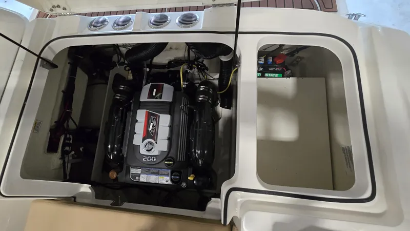 Slide: The Image of Bayliner VR5 Bowrider I/O 2023 - 19