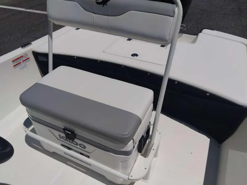 Slide: The Image of 2024 Mako Pro Skiff 17 CC boat with cushioned seating and storage. - 13