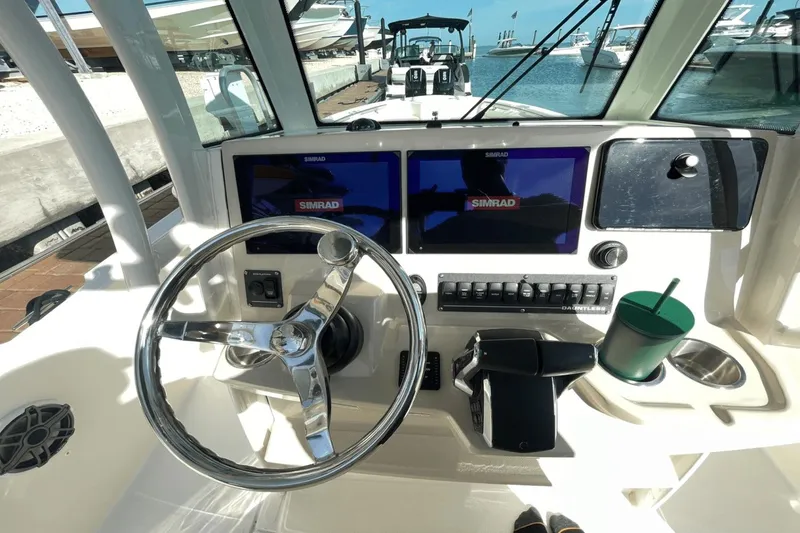 Slide: The Image of Boston Whaler 280 Dauntless 2023 - 14