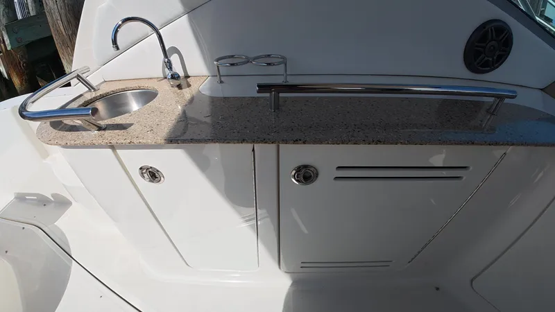 Slide: The Image of Sea Ray 330 Sundancer 2016 - 14
