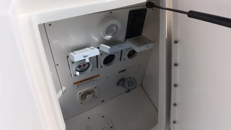 Slide: The Image of Sea Ray 330 Sundancer 2016 - 21