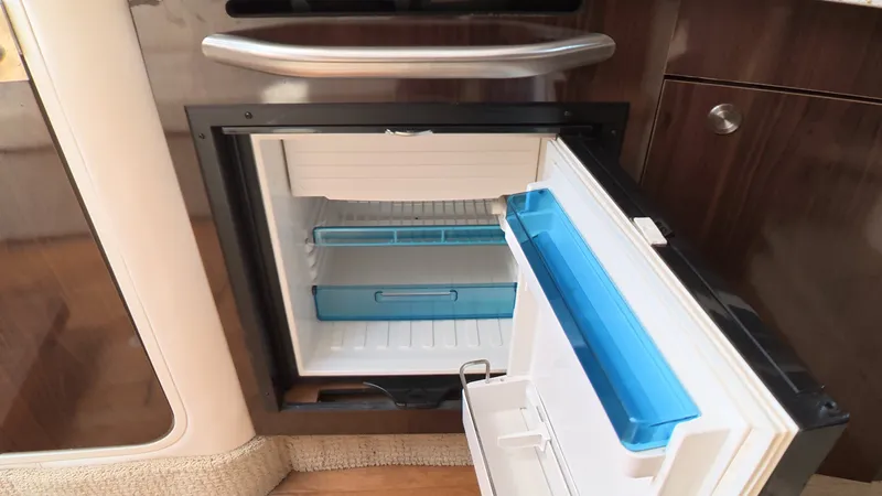 Slide: The Image of Sea Ray 330 Sundancer 2016 - 25