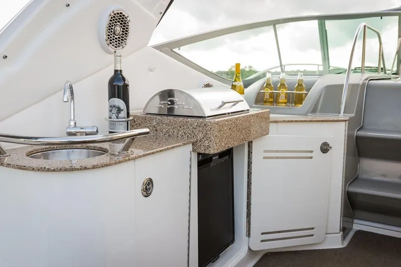 Slide: The Image of Sea Ray 330 Sundancer 2016 - 19