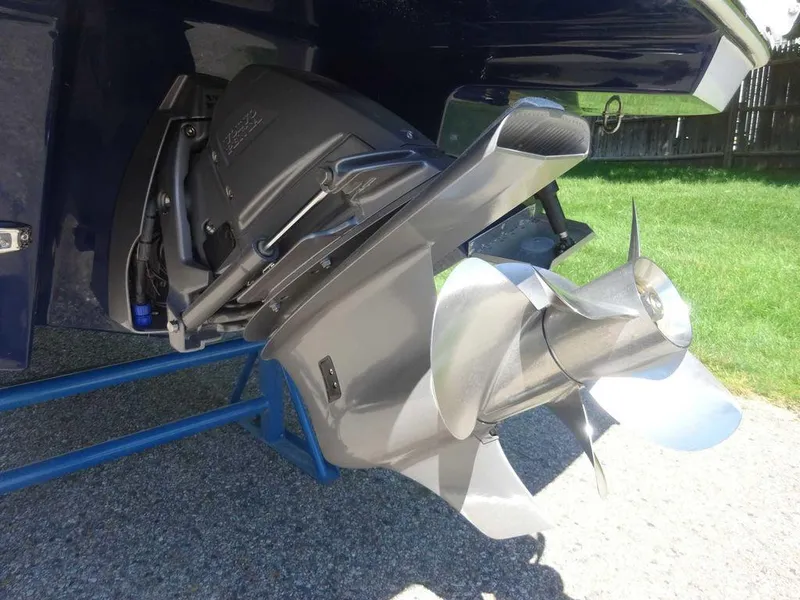 Slide: The Image of 2024 Four Winns H6 boat propeller and outdrive on display. - 11