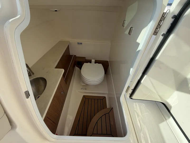 Slide: The Image of Boston Whaler 270 VANTAGE 2018 - 15