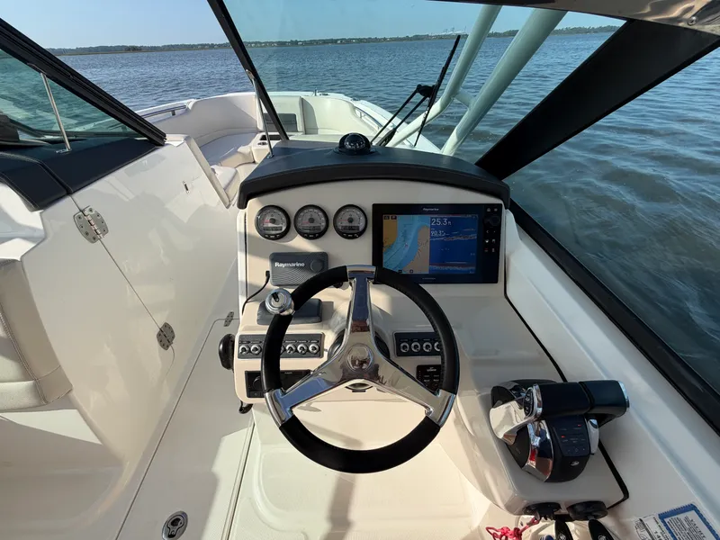 Slide: The Image of Boston Whaler 270 VANTAGE 2018 - 17