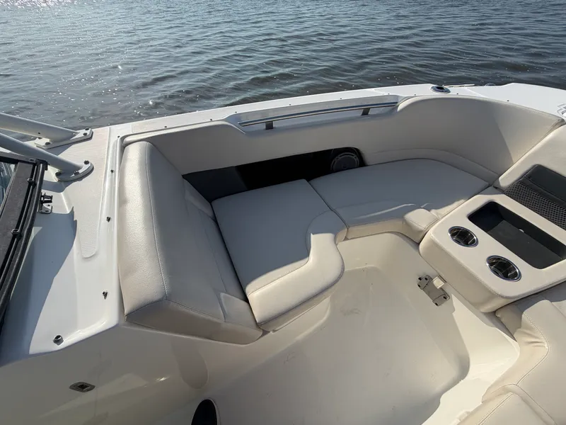 Slide: The Image of Boston Whaler 270 VANTAGE 2018 - 13