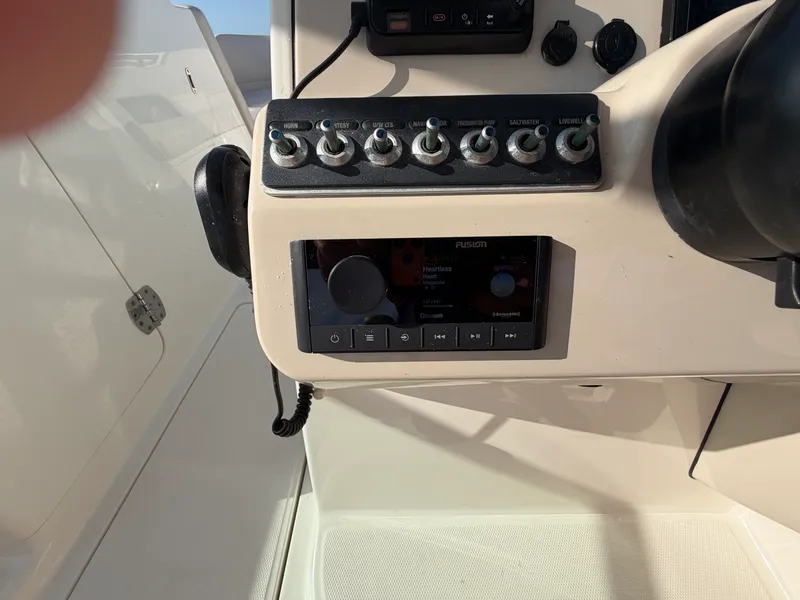 Slide: The Image of Boston Whaler 270 VANTAGE 2018 - 21