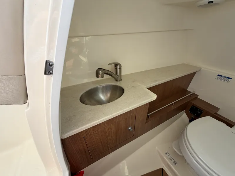 Slide: The Image of Boston Whaler 270 VANTAGE 2018 - 16
