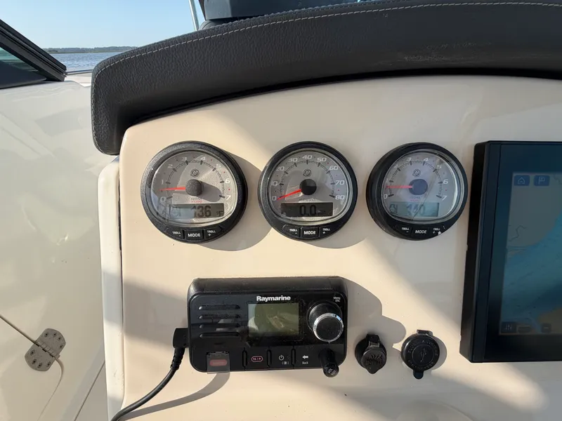 Slide: The Image of Boston Whaler 270 VANTAGE 2018 - 20