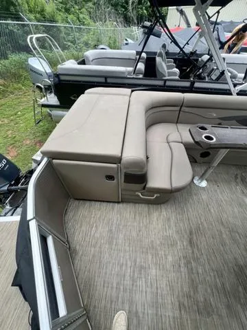 Slide: The Image of Bennington 22 SL 2023 - 4