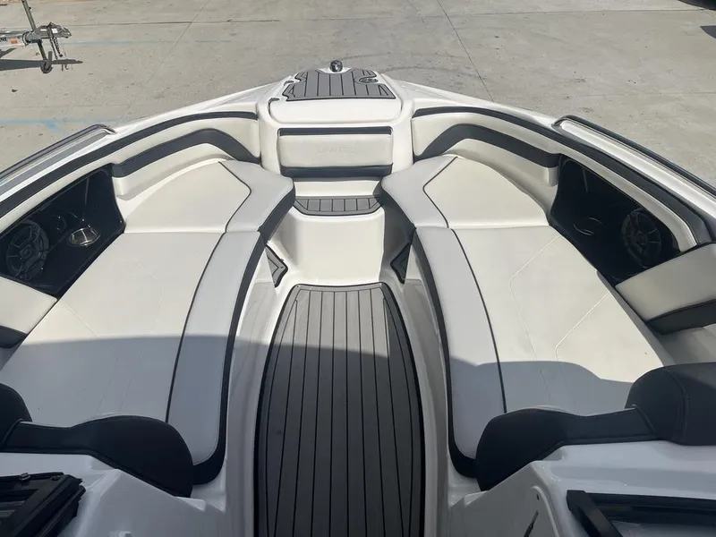 Slide: The Image of Yamaha 242 Limited S E-Series 2018 - 15