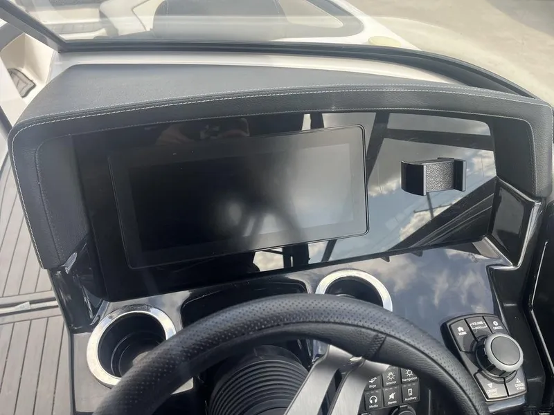 Slide: The Image of Yamaha 242 Limited S E-Series 2018 - 18