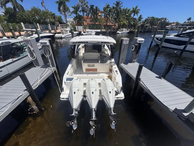 Slide: The Image of Boston Whaler 350 Realm 2023 - 2