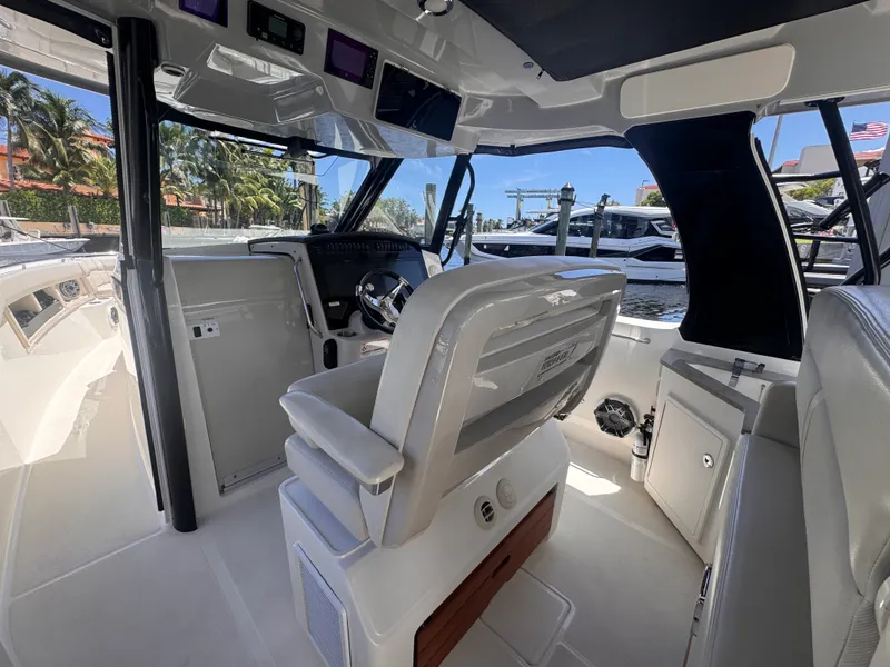 Slide: The Image of Boston Whaler 350 Realm 2023 - 6