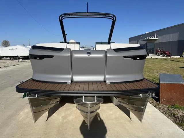 Slide: The Image of 2024 Manitou Explore 26 Switchback Single Engine V-Toon pontoon boat rear view. - 8