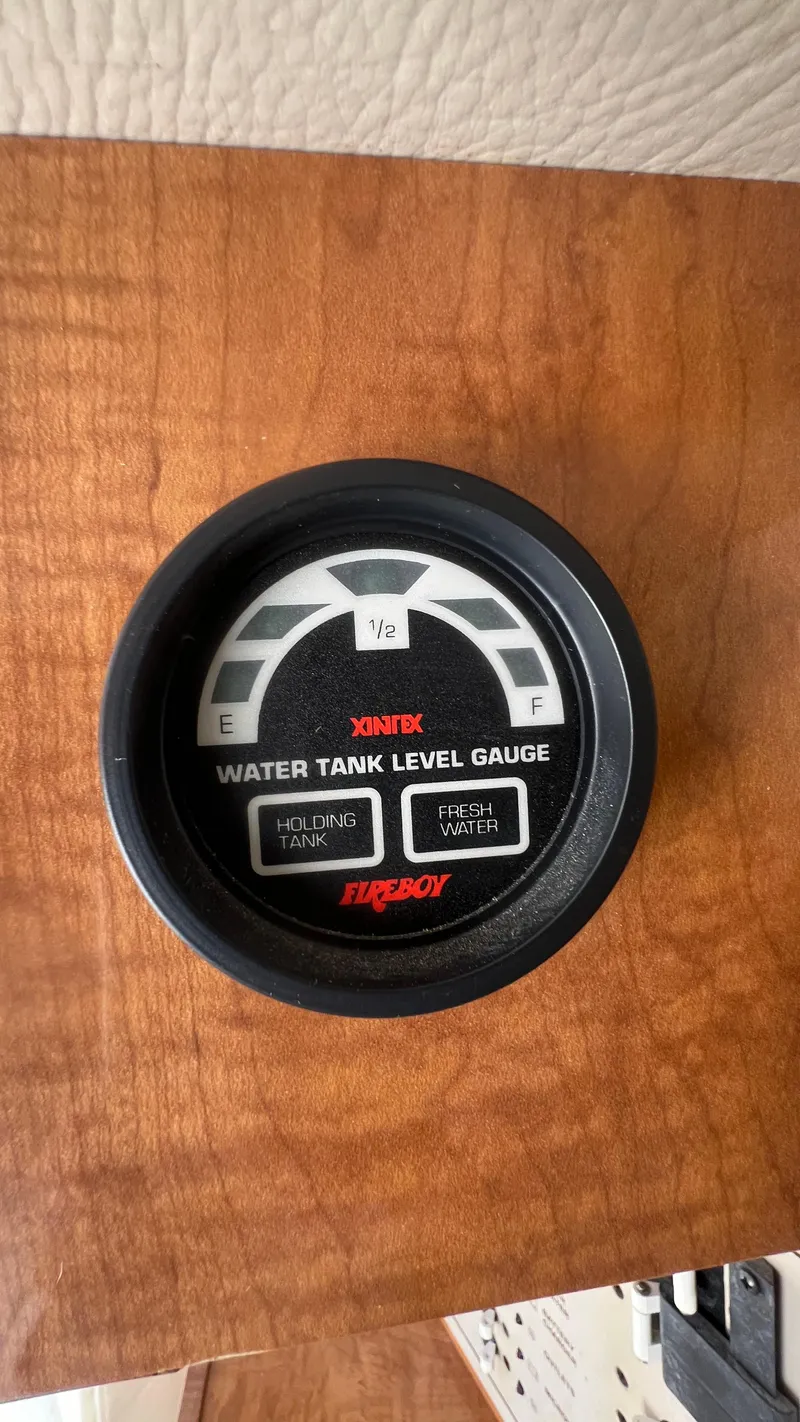 Slide: The Image of Water tank level gauge on 2003 Regal Commodore 3260 boat dashboard. - 31