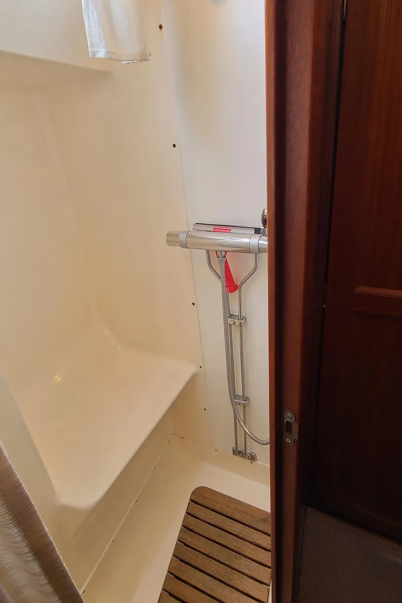 Slide: The Image of Shower area in 1999 Malo 45 boat with wooden floor mat. - 25