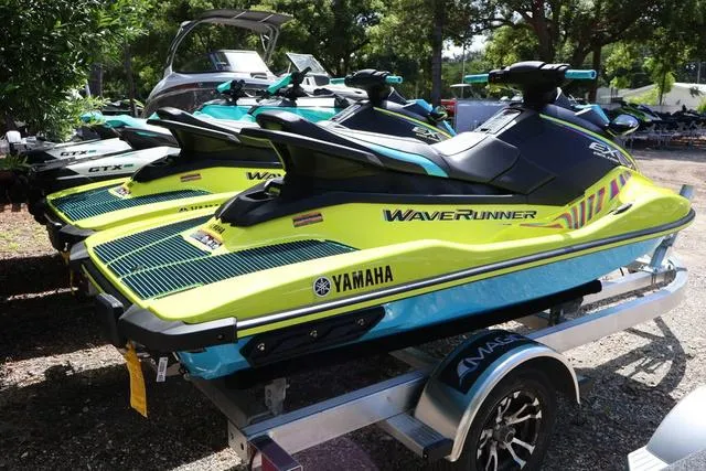 Slide: The Image of Yamaha EX DELUXE-LIME YELLOW/CYA 2024 - 3