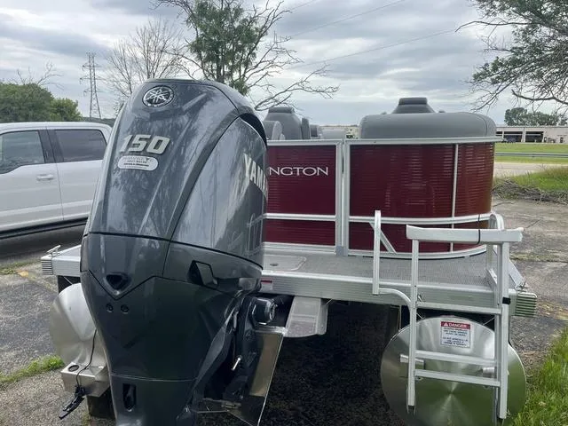 Slide: The Image of 2024 Bennington 22 SVSR pontoon boat with spacious seating and modern design. - 5