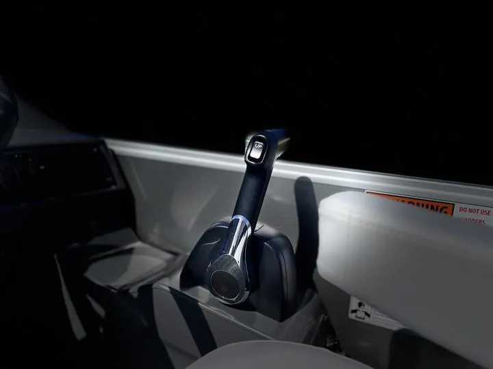 Slide: The Image of 2024 Bennington S 20 SSR boat throttle control lever. - 24