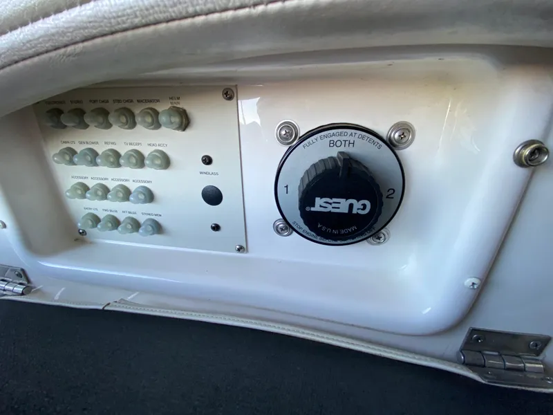 Slide: The Image of Control panel and battery switch on a 2008 Larson Cabrio 240 boat. - 30