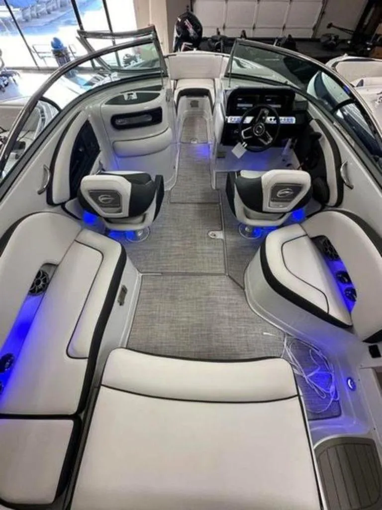 Slide: The Image of Crownline Boats 250 XSS 2024 - 7