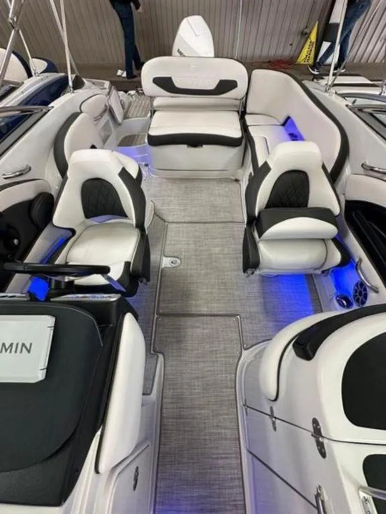 Slide: The Image of Crownline Boats 250 XSS 2024 - 9