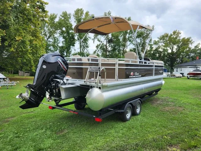 Slide: The Image of Sun Tracker Sport Fish 22 2024 - 7