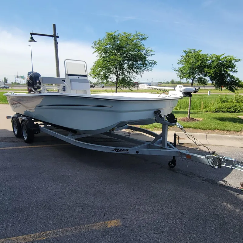 Slide: The Image of 2024 Mako Pro Skiff 19 CC on trailer in parking lot. - 0