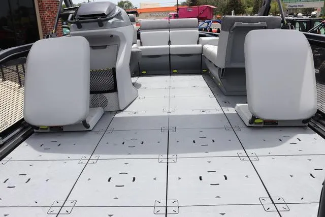 Slide: The Image of Sea-Doo Switch® Sport 18 - 230 hp Galvanized 2024 - 10