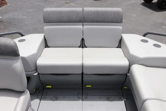 Slide: The Image of Sea-Doo Switch® Sport 18 - 230 hp Galvanized 2024 - 13