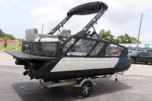 Slide: The Image of Sea-Doo Switch® Sport 18 - 230 hp Galvanized 2024 - 5