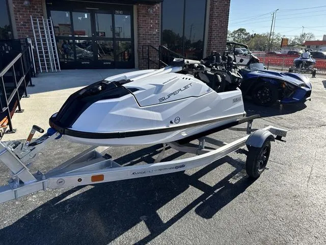 Slide: The Image of Yamaha SUPERJET (WHITE) 2024 - 3