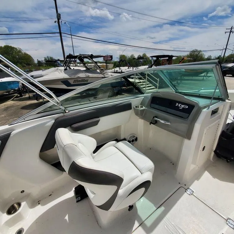Slide: The Image of 2014 Chaparral 21 Sport boat interior with captain's chair and dashboard. - 5