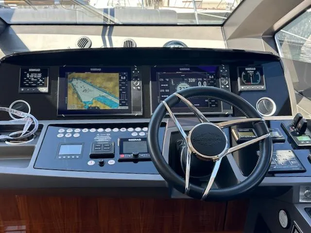 Slide: The Image of Sunseeker Manhattan 52 2019 - 10