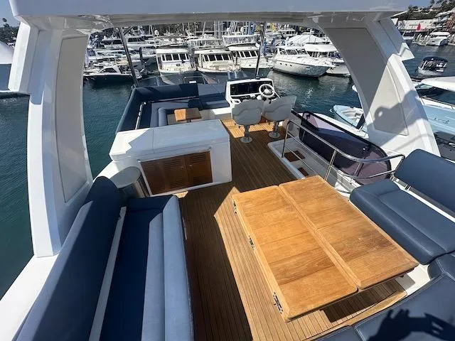 Slide: The Image of Sunseeker Manhattan 52 2019 - 28