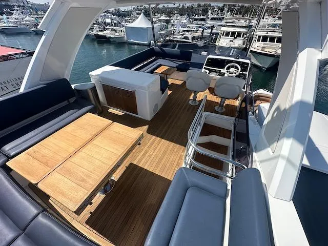 Slide: The Image of Sunseeker Manhattan 52 2019 - 29