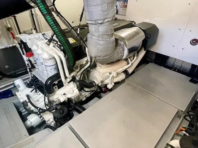 Slide: The Image of Sunseeker Manhattan 52 2019 - 37