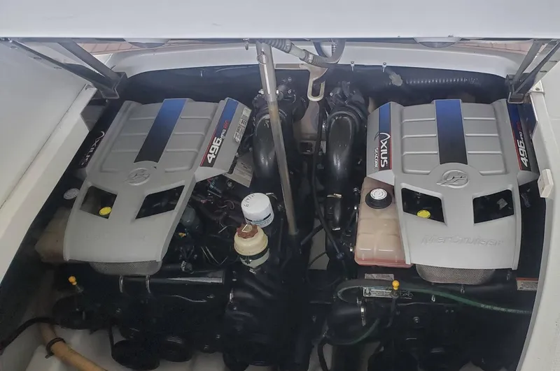 Slide: The Image of 2009 Formula 400 Super Sport twin engines in engine compartment. - 11