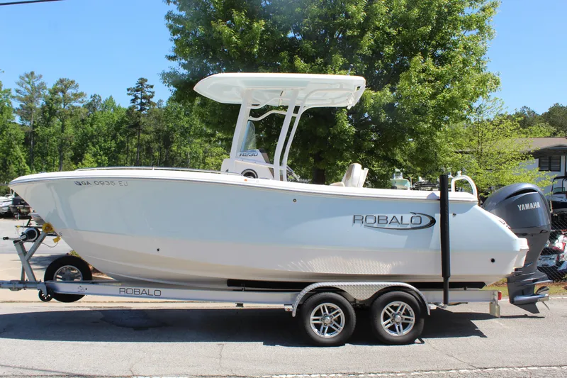 The Image of Robalo R230 Center Console 2022 - 1