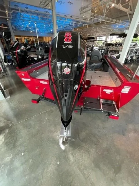 Slide: The Image of 2024 Tracker Targa V-19 WT boat with 200 HP engine in showroom. - 47