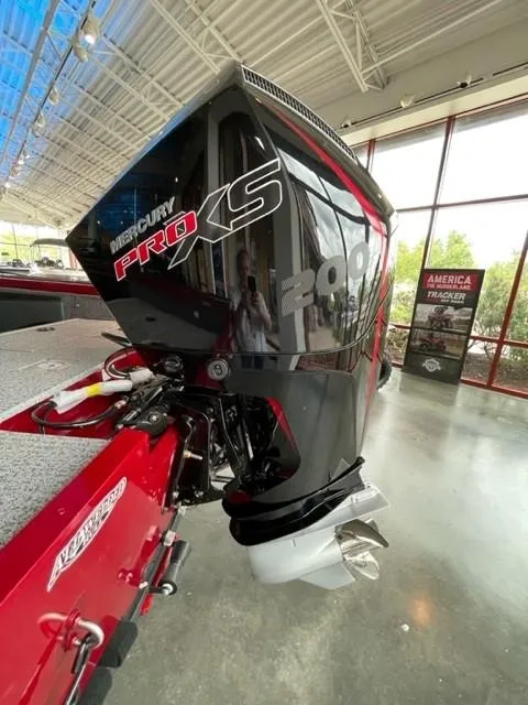 Slide: The Image of 2024 Tracker Targa V-19 WT with Mercury Pro XS 200 outboard motor. - 9