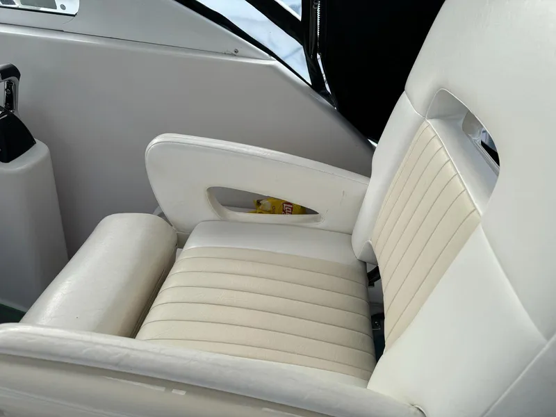 Slide: The Image of Captain's seat on 2006 Pro-Line 32 Express boat, featuring white leather upholstery. - 6
