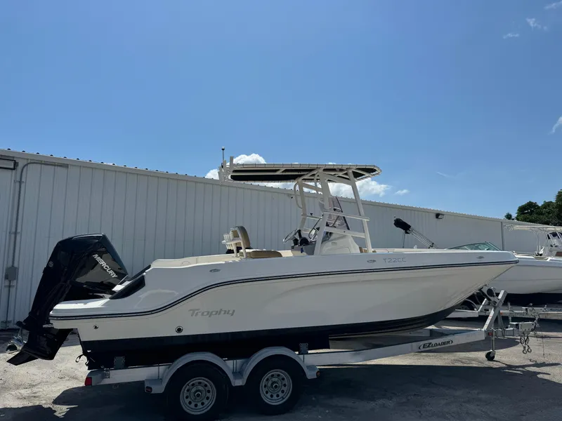 The Image of 2021 Bayliner Trophy T22CC boat on a trailer, side view. - 0