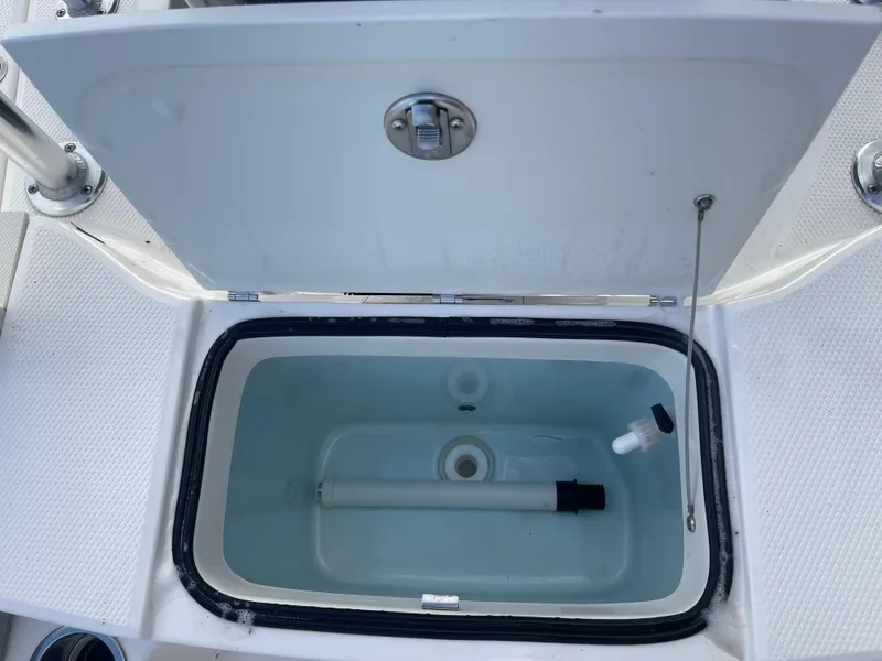 Slide: The Image of 2021 Robalo R180 Center Console livewell with open lid. - 18
