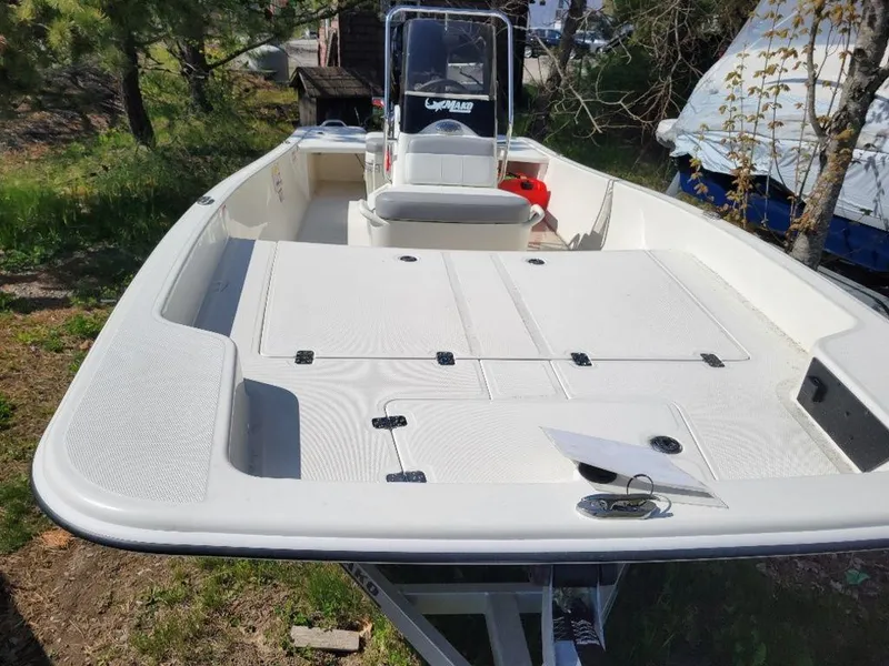 Slide: The Image of 2024 Mako SKIFF 17 CC boat on trailer in outdoor setting. - 4